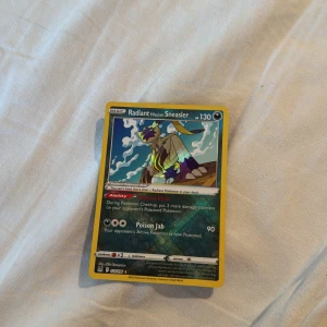 Radiant Hisuian Sneasler - Cool och glittrig Pokémonkort med Radiant Hisuian Sneasler! Perfekt för dig som vill boosta din samling eller spela med en unik och kraftfull karaktär. Kortet har snygg design och är i fint skick – ett måste för alla Pokémon-fans!