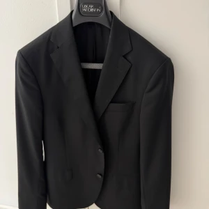 Svart kavaj från Oscar Jacobson - Klassisk svart kavaj från Oscar Jacobson, modell Edmund Blazer! 