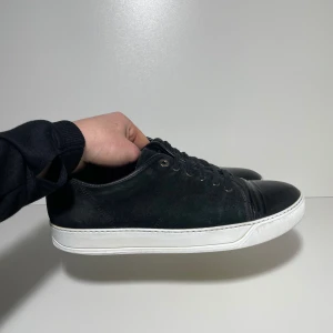 Lanvins skor - Tjena, säljer dessa riktigt fräscha lanvins skorna perfekt nu till sommaren, storlek 42 fitts 43 UK 8, mycket fint skick 8,5/10, dustbag medföljer vid köp// hör av er vid eventuella funderingar🍾🍾