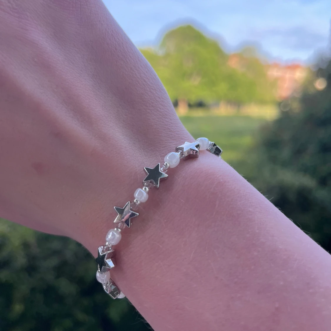 Pärlarmband med silvriga stjärnor - 1