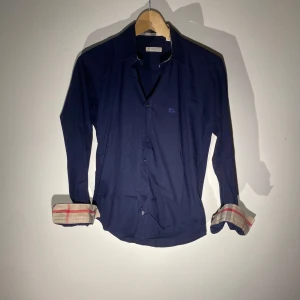 Burberry skjorta  - Hej! Säljer nu min skjorta från märket Burberry , storlek M bra skick, givetvis äkta. Tveka inte på att höra av dig om du har frågor eller funderingar kring skjortan!