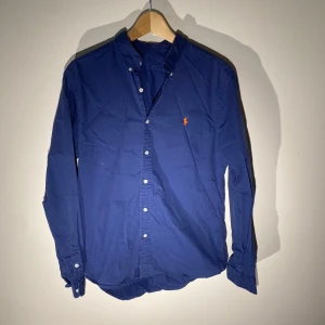 Ralph Lauren skjorta  - Hej! Säljer nu min skjorta från märket Ralph Lauren , storlek M bra skick, givetvis äkta. Tveka inte på att höra av dig om du har frågor eller funderingar kring skjortan!