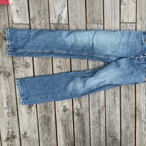 Snygga raka jeans från Zara - Säljer dessa ursnygga jeans från Zara! Jeansen är raka i modellen och lågmidjade (jag upplever dem dock som medelhöga i midjan) ❤️ Jeansen är i storlek 34 och har använts fåtal gånger - inga defekter!🌸 