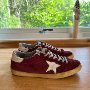 Golden goose  - Riktigt snygga vinröda golden goose. De är väldigt bra skick och har inga tydliga defekter. Sulan är intakt och bra skick. Hör av er vid minsta fundering. 