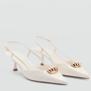Klackskor  - Super fina klackskor i jätte bra skick. Har aldrig kommit till användning då de är för smala för mig med rätt bred fot. Nypris 599kr. Hör av dig vid frågor💕