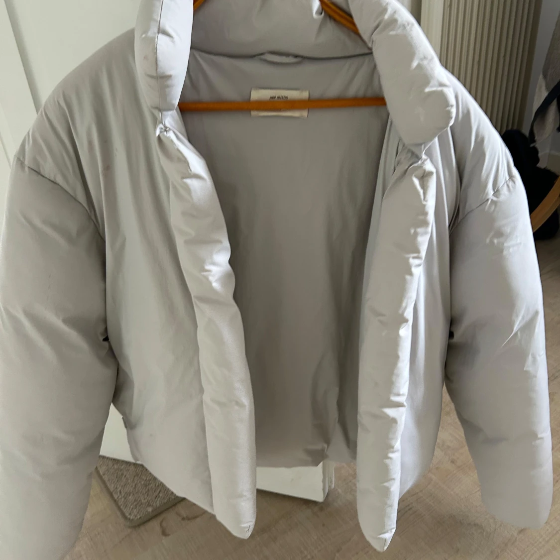 Ljusgrå pufferjacka från Zara Origins - 4