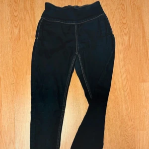 Mörkblå skinny stretch jeans från Pieces – hög midja, tight passform, dragkedja - Small -  Stretchiga skinny jeans från Pieces i mörkblå denim med hög midja och dragkedja bak. Tight men bekväm passform, dekorativa sömmar och klassiska fickor. Perfekta för både vardag och fest. I mycket bra skick utan synliga defekter. Prutning undanbedes, men jag erbjuder alltid rabatt vid köp av flera plagg. Rensar garderoben – kika gärna på mina andra annonser också!  ⸻ 