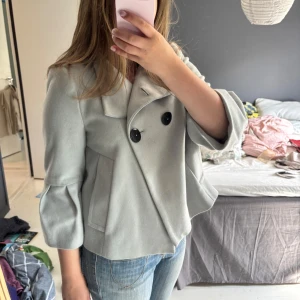 Ljusgrå kappa med knappar - Intresskoll på min underbara kappa från Zara. Den är från en gammal kollektion som har utgått ur deras sortiment🥰