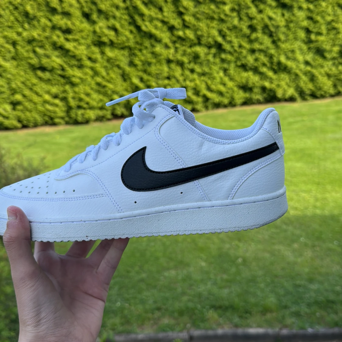 Nike vita sneakers med svart swoosh - 1