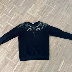 Marcelo Burlon Sweatshirt - Marcelo burlon tröja i fantastiskt skick bortsett från hålen. Det finns synliga hål vid armbågen på höger ärm. Vid kuffarna på båda armändorna finns det hål. Men på ena sidan är den större. Små hål förekommer på hela tröjan fast är väldigt diskreta och syns inte om man inte tittar noga. Frågor och funderingar bara att höra av sig✨