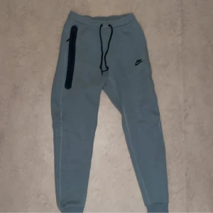 Nike Tech Byxor - Nike tech byxor som har knappt blivit använda. Väldigt bra skick
