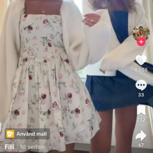 Blommig vit kortklänning med volang - Supersöt vit kortklänning med blommigt mönster i rosa och vinröda toner. Aldrig använd med prislappen kvar nypris 599kr