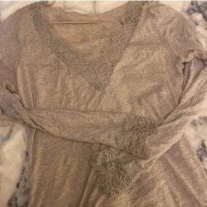 Beige intimissimi tröja  - Säljer Beige intimissimi tröja ,den kommer inte till användning 💕💕