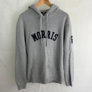 Morris hoodie - Fint skick! Modellen är 185 och bär M. Ull och bomull sammansättning