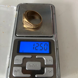 Guld ring med Mercedes-logga - Äkta 18 karat guld ring med Mercedes-Benz logga på ovansidan och snygga räfflade detaljer på sidorna. Ringen är chunky och väger 12,5 gram, perfekt för dig som gillar statement-smycken och bilar.