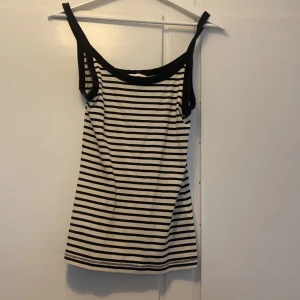 Randig linnetopp från H&M, svart/vit - Använd 3-4 gånger, helt okej skick