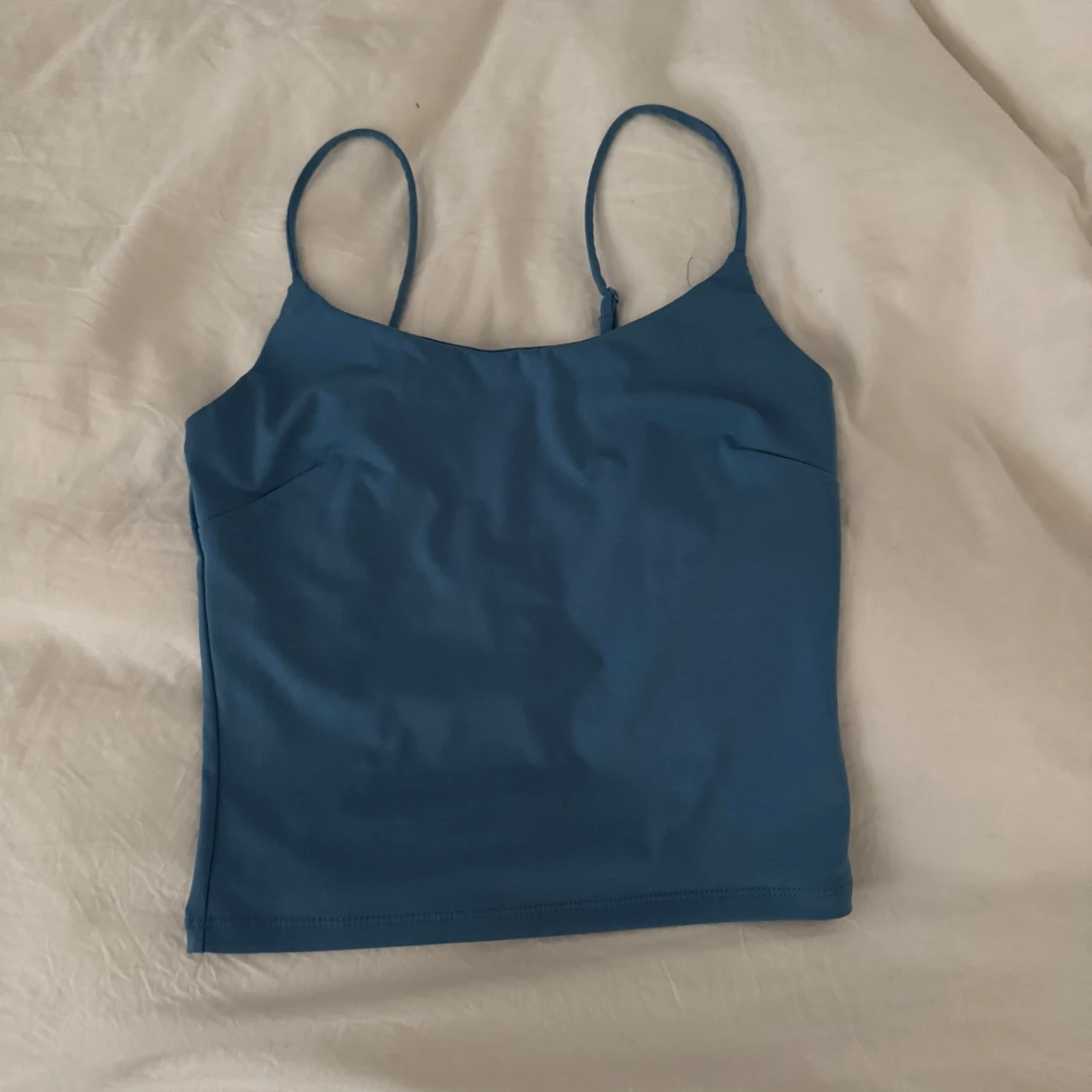 Blå croppad linne med smala band - 1