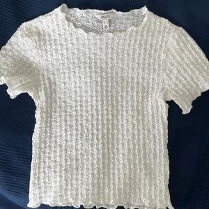 Vit spetsblus från Aware, M - Superfin vit topp från Aware i storlek M. Toppen har en tajt passform som sitter mer som en S på. Använd ett fåtal gånger!💕💕 