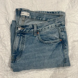 Ljusblå jeans  - Säljer ett par jeans ifrån Gina tricot i storlek 38/S/M som jag använt max tre gånger då jag använt andra jeans mer så de har bara legat i garderoben. Köptes för 499 kr eller 599 kr men jag säljer de för enbart 149 kr då jag vill bli av med kläder snabbt 