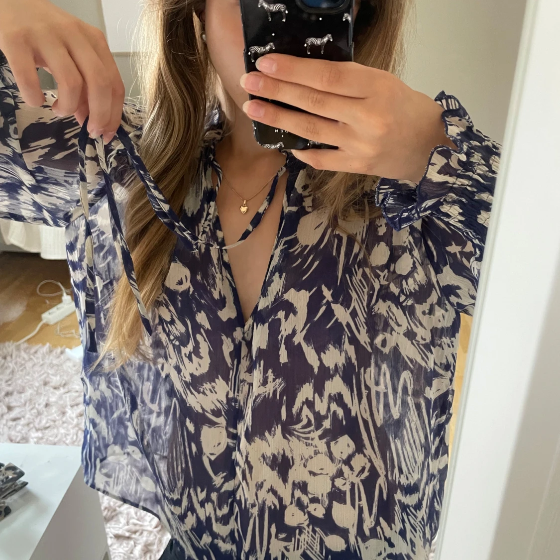 Blåvit mönstrad blus med snörning - 1