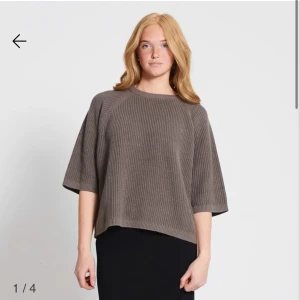 Två stickade tröjor med halvärm, loose fit - Säljer två stickade tröjor med halvärmar från Lager 157. Två för en! Den gråbruna är i storlek S och den marinblåa i storlek XS, dock sitter båda likadant. 