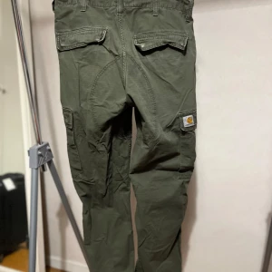 Carhartt cargo byxor - Olivgröna cargo byxor från Carhartt storlek 30x32 