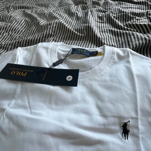 T shirt från välkänt märke  - Jätte bra kvalité bara lite ihopa vikt på bilderna 