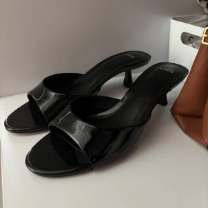 Svarta kitten heels Mango - Säljer ett par helt oanvända svarta kitten heels från Mango i storlek 39, kan passa 38