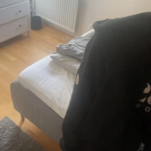 Svart hoddie monclier  - Svart hoddie  från Moncler med huva och hel dragkedja framtill. Hoddien  har ribbade muddar i rött, vitt och blått samt två stora fickor framtill. Perfekt för dig som gillar en clean och sportig stil.
