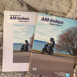 Am böcker  - AM-boken och arbetsboken för moped klass 1 från Sveriges Trafikutbildares Riksförbund. Perfekt för den som ska ta AM-körkort. Innehåller teori och övningar för att förbereda sig inför provet.