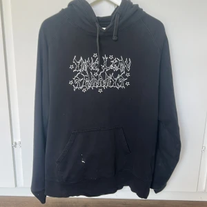 Yung Lean Hoodie - En Yung Lean hoodie (warlord) från en gammal kollektion. En svart hoodie i storlek L som är både unik och svårt att få tag på. Smått skadad där bak vid warlord designen, men inget man tänker på. Skriv för mer frågor!