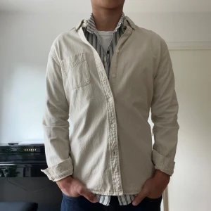 Beige jeans overshirt - Snygg beige overshirt från Zara i mjuk bomull. Modellen är 184. Nypris ca 399. 