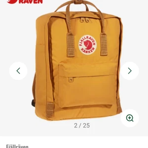 Gul Kånken ryggsäck från Fjällräven - Klassisk Kånken ryggsäck från Fjällräven i en snygg gul färg. Ryggsäcken har det ikoniska runda logotypmärket framtill, ett stort huvudfack, framficka med dragkedja och två sidofickor. Praktiska handtag upptill och justerbara axelremmar. Färg OCHRE.