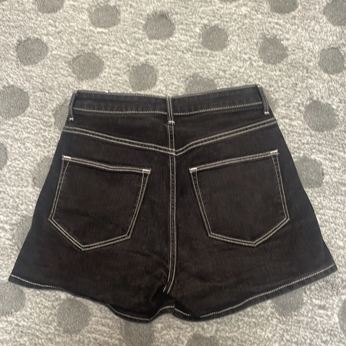 Svarta högmidjade jeansshorts - 1