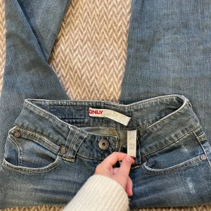 Lågmidjade bootcut jeans från ONLY, stl 34 - ONLY’s gamla, lågmidjade, bootcut-modeller. Säljs inte längre och svåra att få tag i. Normal i storleken, passar mig som brukar använda 34/xs. Används inte längre för att jag hellre använder andra modeller.