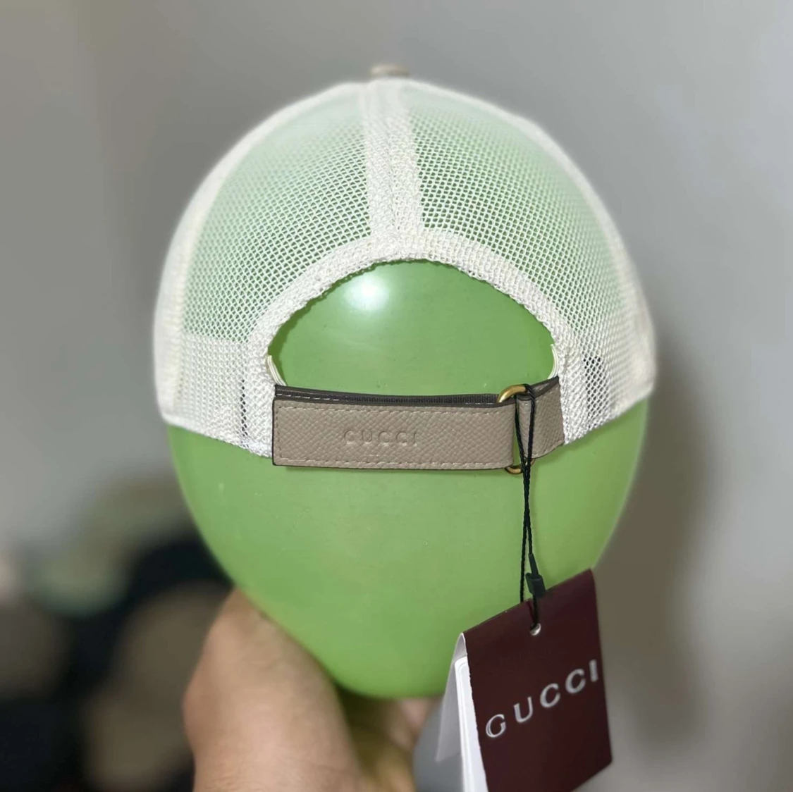 Beige Gucci keps med mesh och monogram - 2