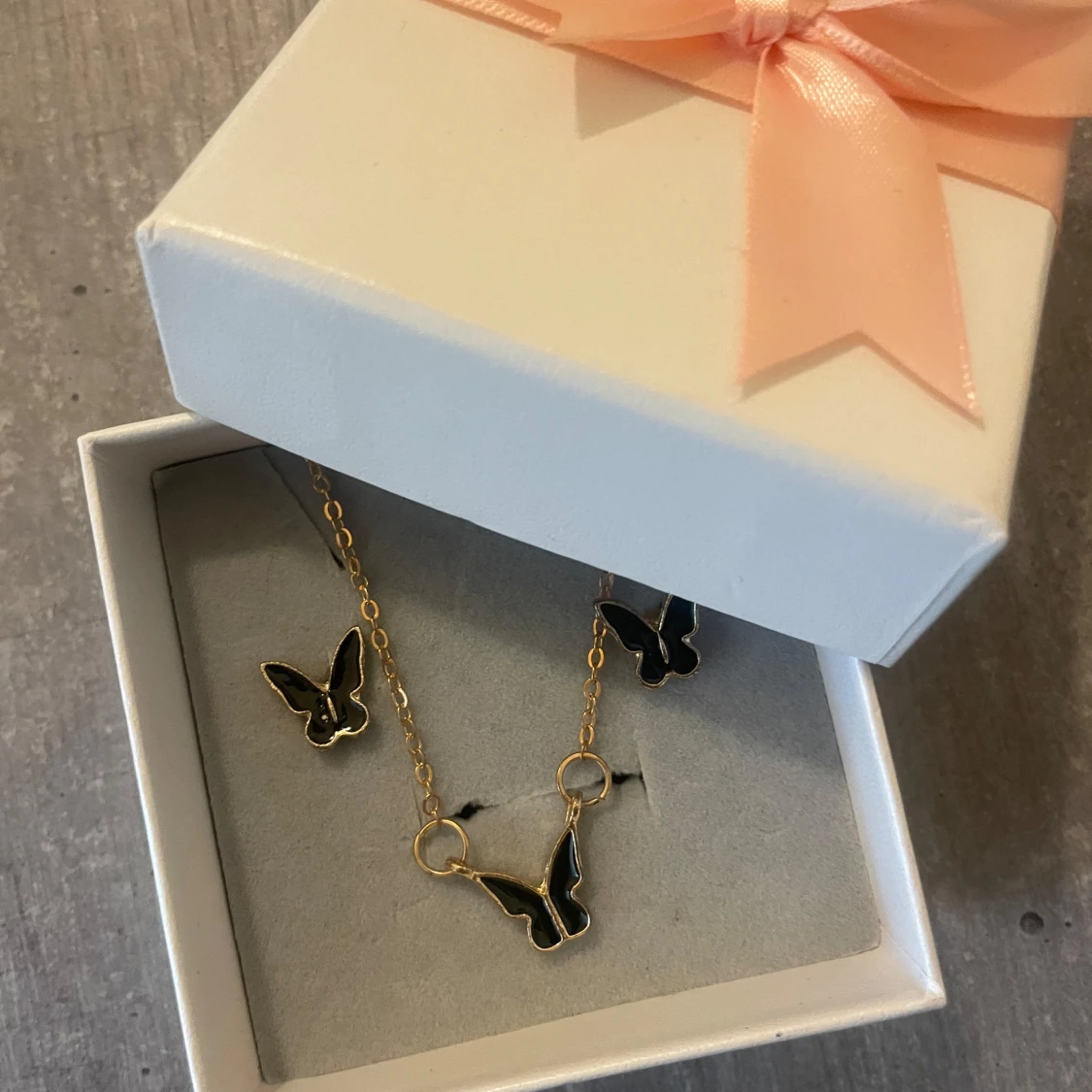 Guldigt fjärilssmyckeset svart - 1