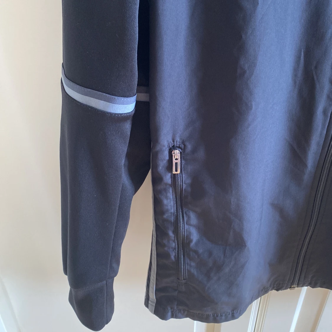 Svart vindjacka från Adidas - 1