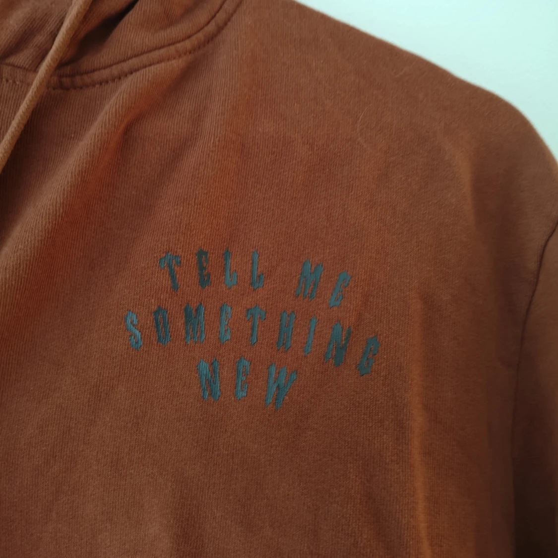 Vinröd hoodie med svart tryck - 2