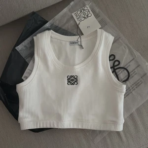 Vit ribbad linnetopp från Loewe - Superfräsch vit ribbad linnetopp från Loewe. Aldrig använd.  Storlek M 