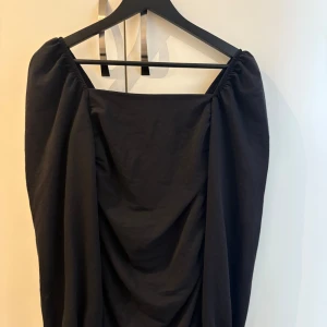 Svart klänning från Nelly - Svart klänning från Nelly i storlek XS. Tightare runt kroppen och lite lösare armar. Dragkedja baktill. Använd enstaka gång💕