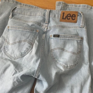 Lee Breese boot W25 L31 - Säljer nu mina Lee Breese jeans då dem tyvärr blivit för små. De är använda men fortfarande i bra skick!