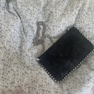 Väska  - Snygg svart väska från Zara! Säljer då den inte kommer till användning⭐️