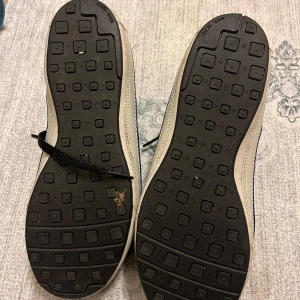 Nike   -  hejsan, jag vill sälja de här Skor jag köpte den dyraste men Jag vill sälja den på 500 kr Jag har också andra märke skor. Den här är mitt nummer 076-222 25 82 gärna kontakta den här numret.