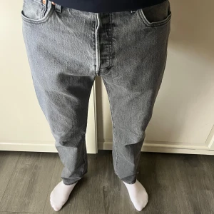 Grå Levi's 501 jeans W32 L32 - Grå Levi's 501 jeans W32 L32 i bra skick. Säljs på grund av att de blivit för små.