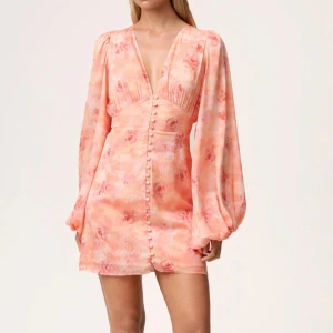 Adoore klänning  - Slutsåld adoore klänning, aldrig använt och prislapparna är fortfarande på! 💕