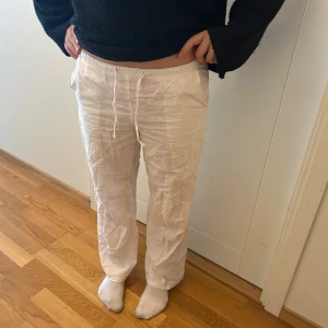 Vita linnebyxor från gina  - Säljer ett par vita linnebyxor från gina då dom är för korta. Jätte bra skick då dom knappt är använda. Skriv för fler bilder💞