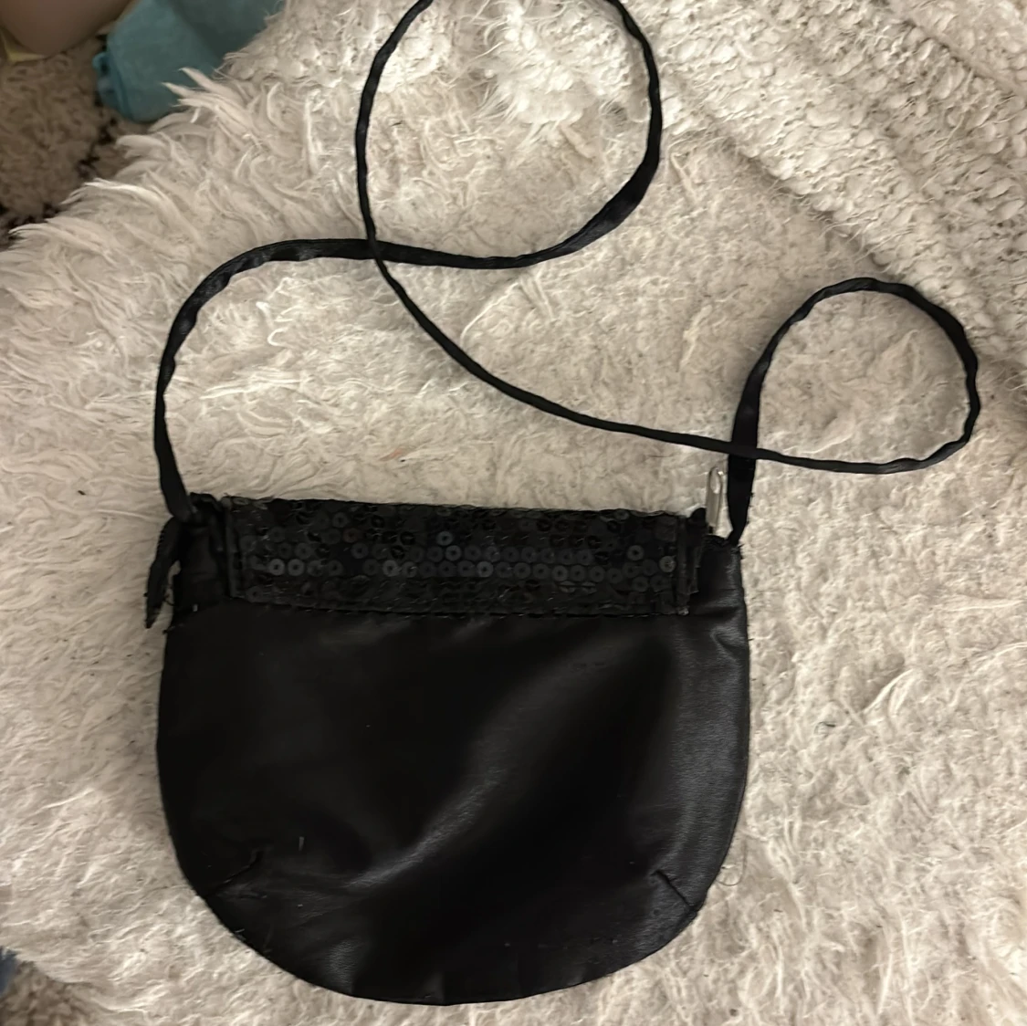 Svart axelväska med paljetter - 4