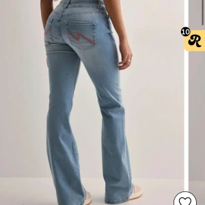 Populära Nelly jeans  - Säljer dessa populära Nelly jeans med rosa broderi på bakfickorna! Helt nya med lappar kvar. Orginalpris 699