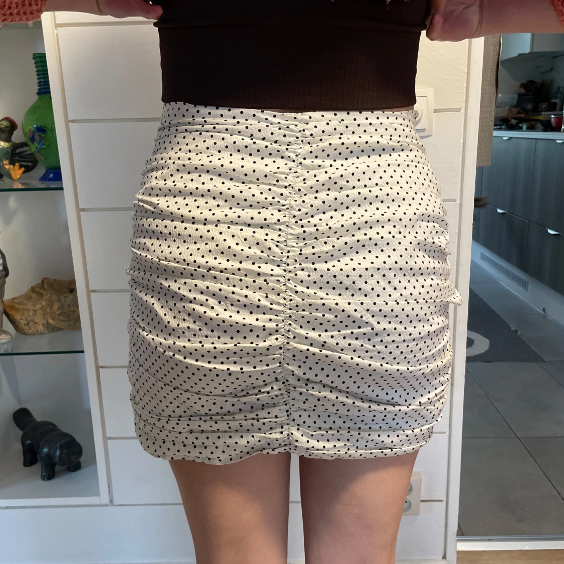 Vit prickig kortkjol  - 1